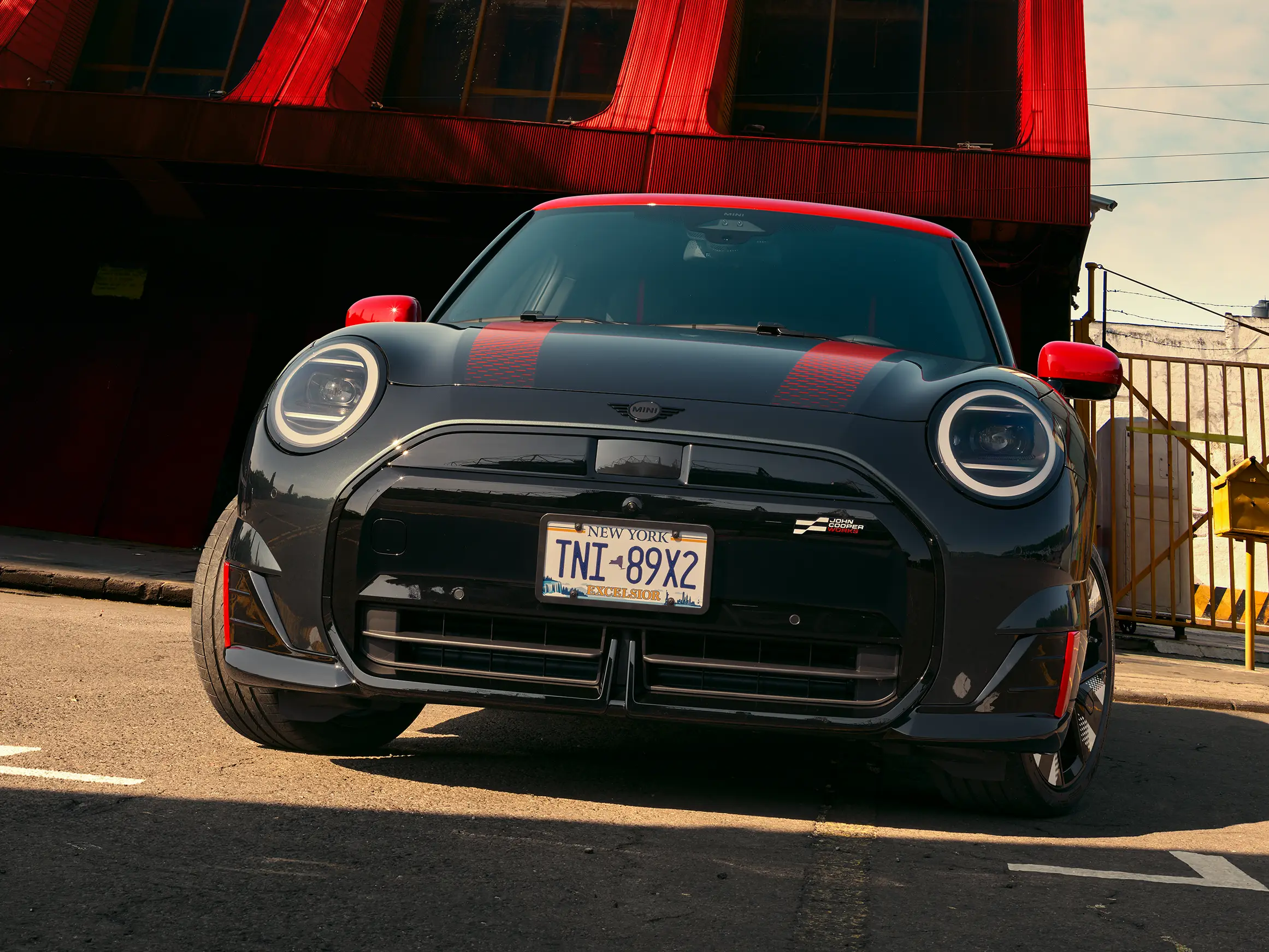 MINI John Cooper Works - J01 JCW zijaanzicht